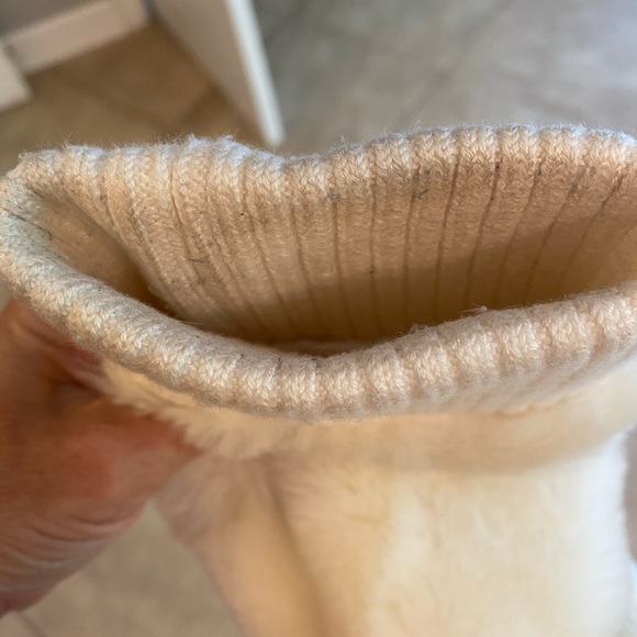 Andrew Marc New York Women’s Faux Fur white flower jacket size medium - Picture 6 of 8